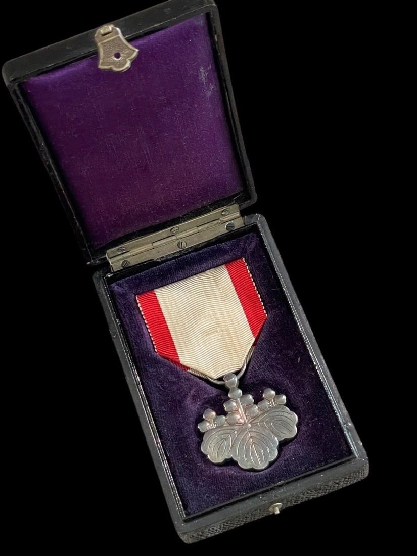 Lot 65: WWII Japanese Order of the Rising Sun, 8th Class Cased