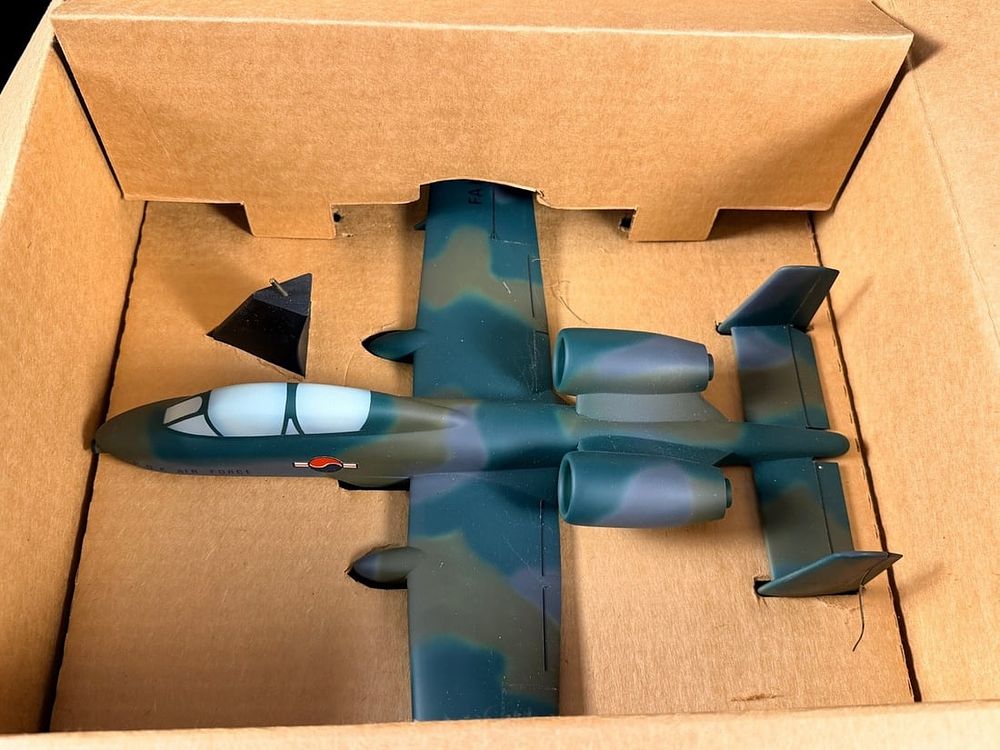 Lot 363: Official Factory Desktop Model for the A-10 Thunderbolt