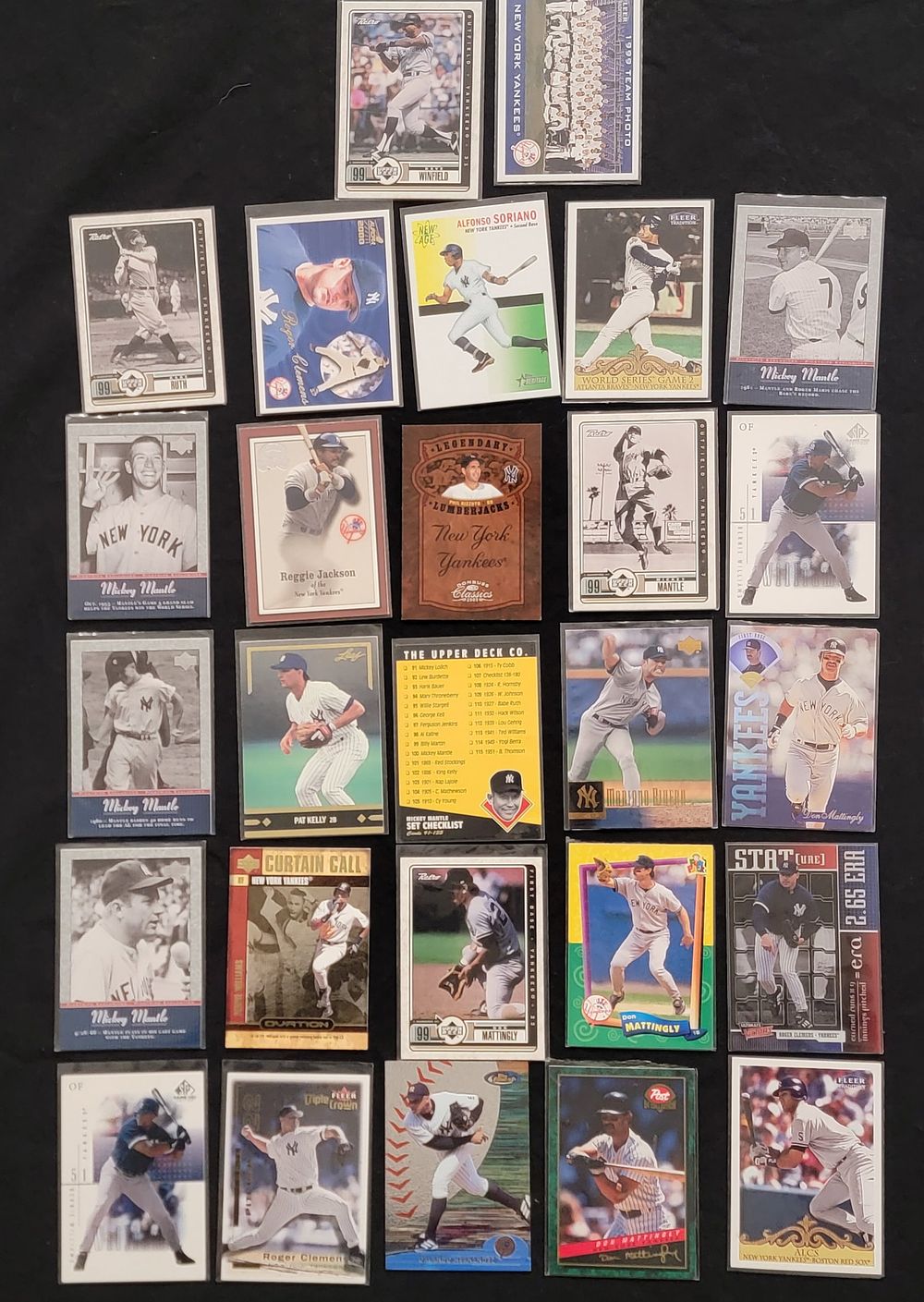 Lot 404: Twenty-Seven New York Yankees Baseball Cards Including Mickey Mantle and Derek Jeter