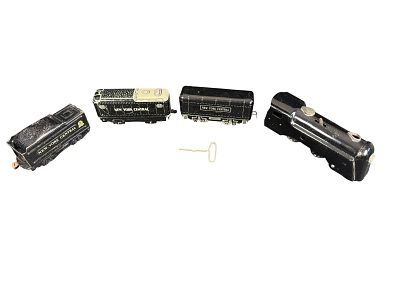 A Set of Marx MarLines New York Central Wind-Up Train Pieces with Key. This is a clockwork toy 