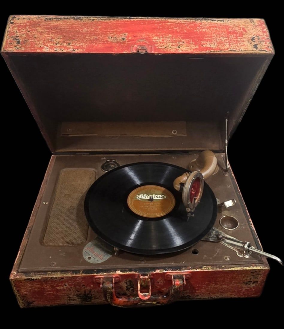 Lot 8: WWII USAAF Nurse Phonola Record Player