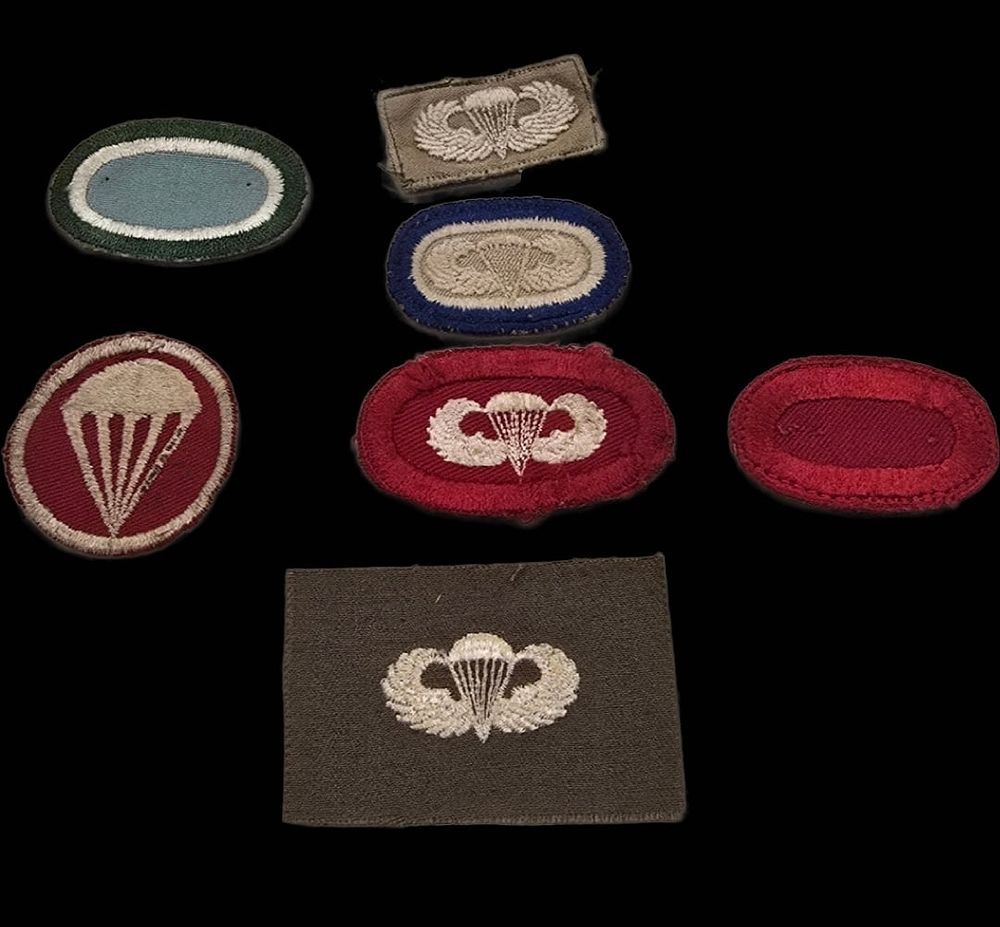 Lot 34: CHOICE WWII US Airborne Cloth Insignia Group: Cap