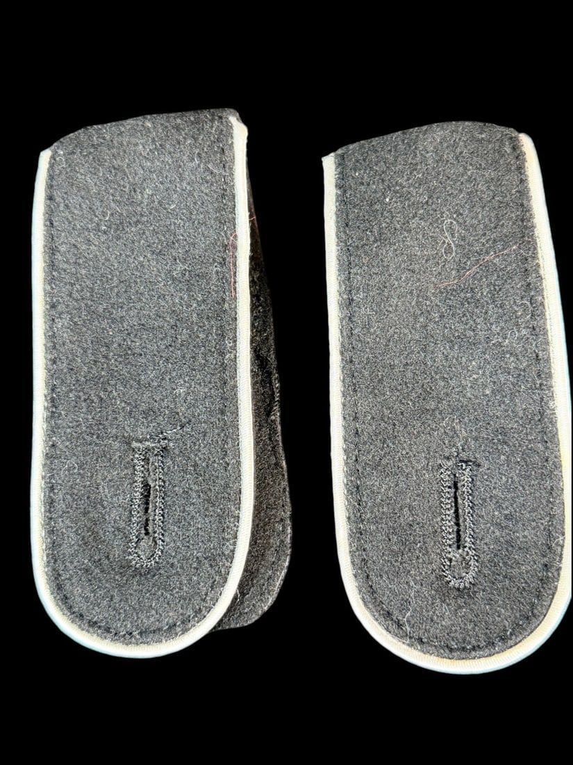 Lot 67: WWII German Heer M40 Infantry Shoulder Straps