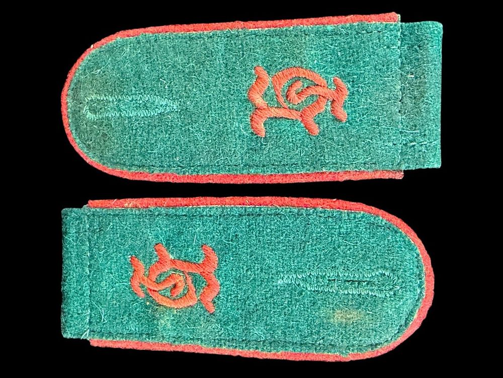Lot 68: WWII German Heer Beobachtungs-Lehr-Abteilung Jüterbog Shoulder Straps