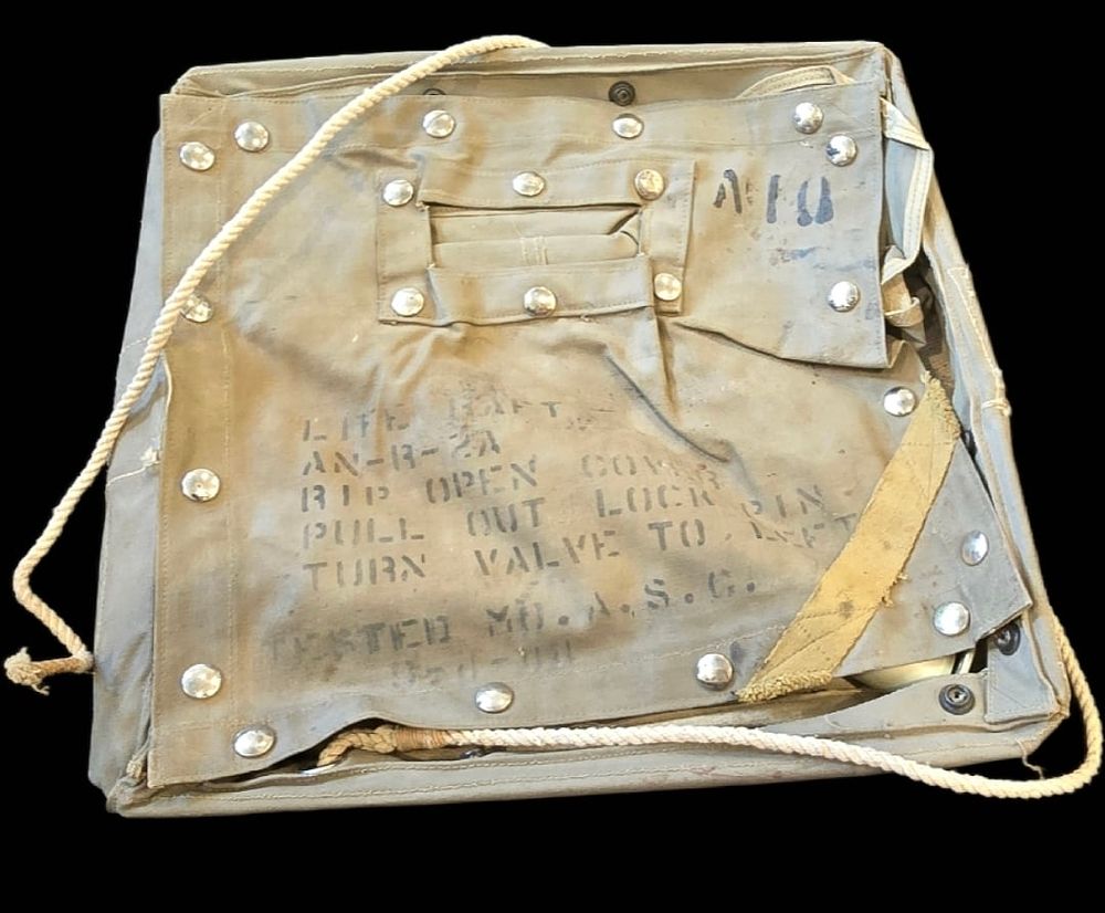 Lot 176: WWII USAAF AN-R-2A Life Raft Para Pack w/ Rare