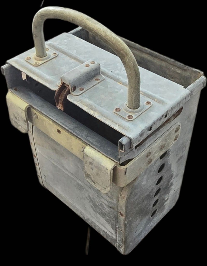 Lot 197: WWII USAAF Type O-1 .50 Cal Bomber Ammo Can