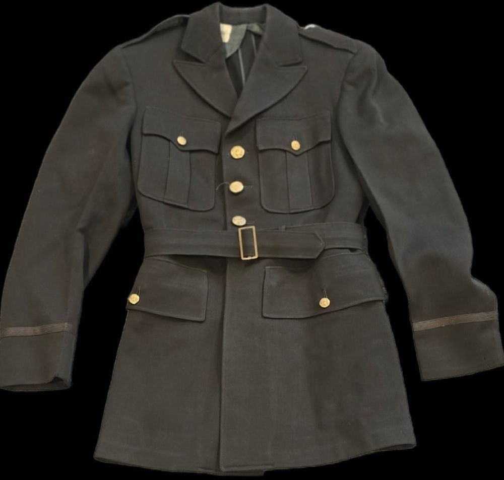 Lot 301: WWII Officer Tunic Uniform - Size 34