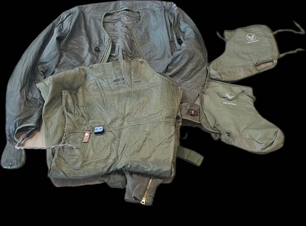 Lot 341: WWII USAAF F-3A Electric Flying Suit Set +Flyer