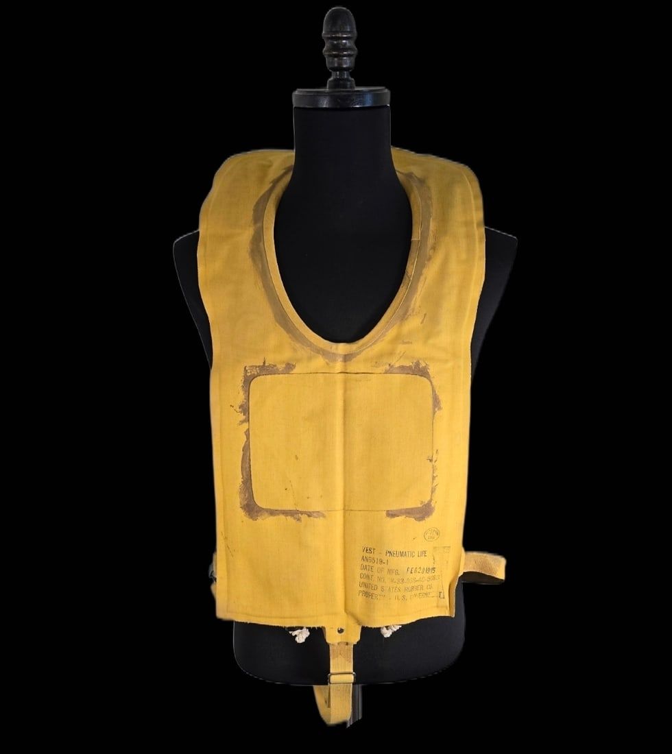 Lot 358: 1945 Type B-4 Mae West Life Preserver