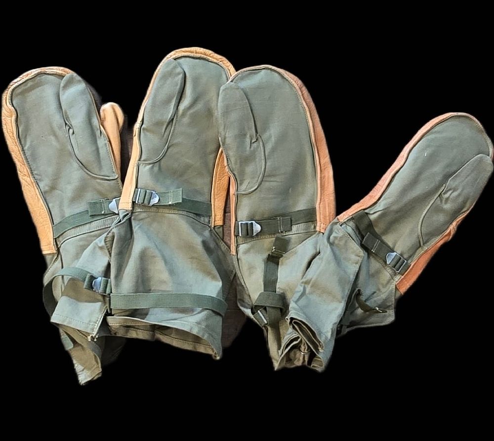 Lot 373: Unissued Korean War Trigger Finger Mittens, 2 Pr