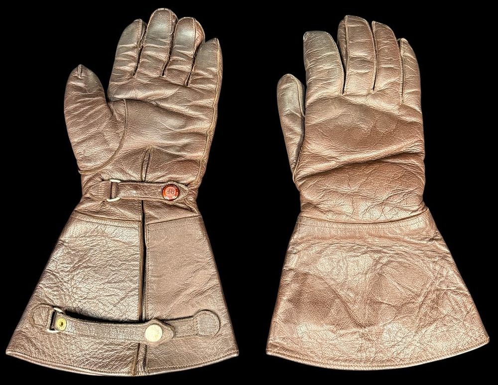 Lot 379: RARE 1937 Luftwaffe Gauntlets, III. Lehr-Geschw.