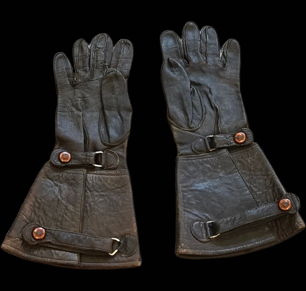 Lot 387: Rare WWII Luftwaffe Roch & Co. Flight Gauntlets