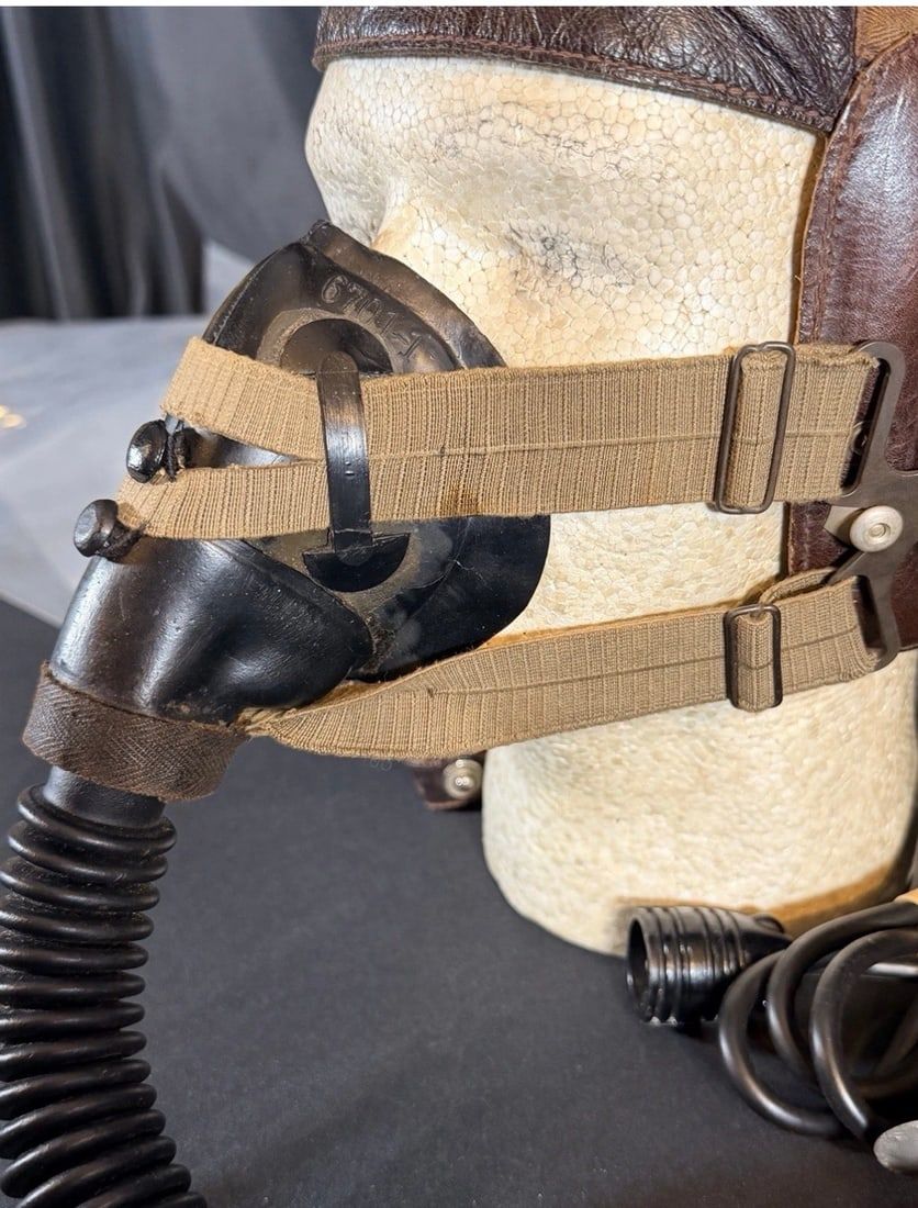 Lot 397: WWII Luftwaffe 10-6701-1 bwz Pilot Oxygen Mask