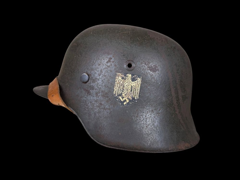 Lot 462: WWII German Heer M40 Single-Decal Stahlhelm