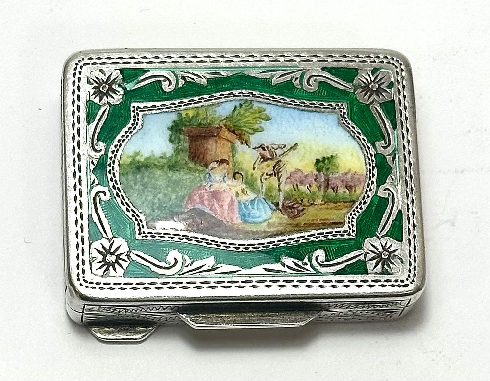 קופסת טבק וינטג' , עיטורי אמייל כסף 925 
מידות 5X3.5X1.5 ס"מ , שמורה מאוד לגילה