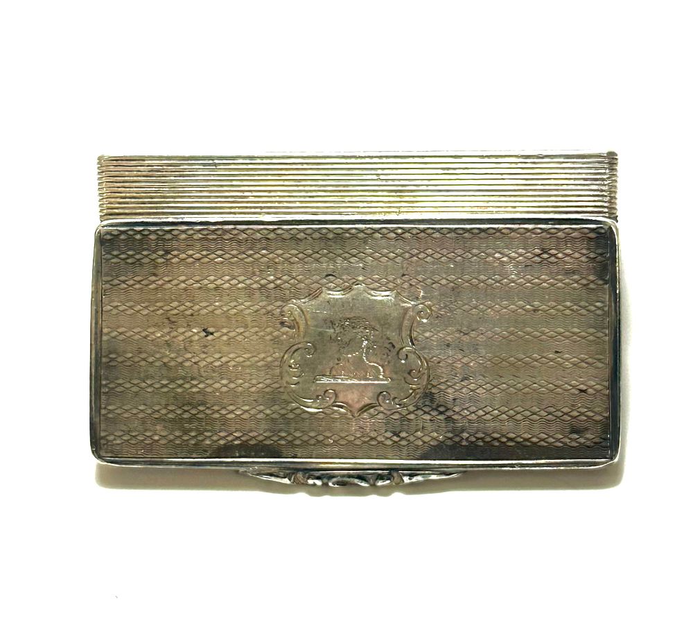 קופסת טבק וינטג, עשויה כסף , חתום שישה חותמות
מידות6.10X3X1.5 ס"מ