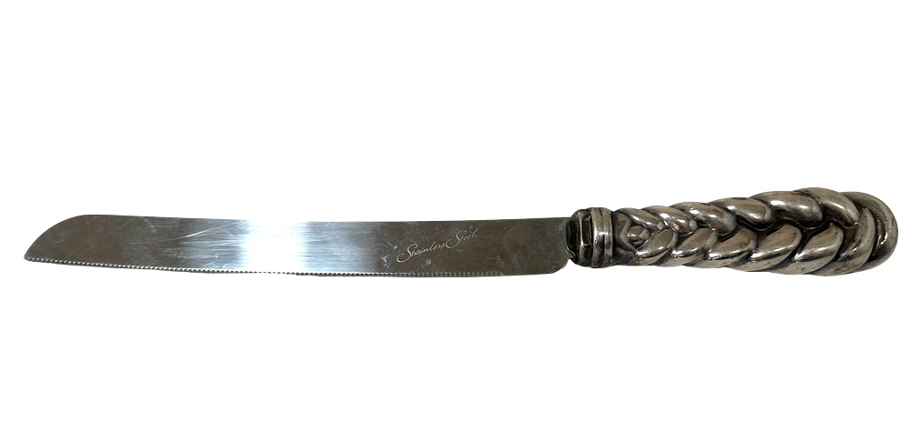 סכין לפריסת חלה , ידית כסף אלקטרופורמינג , 925 חתום.
אורך 32 ס"מ