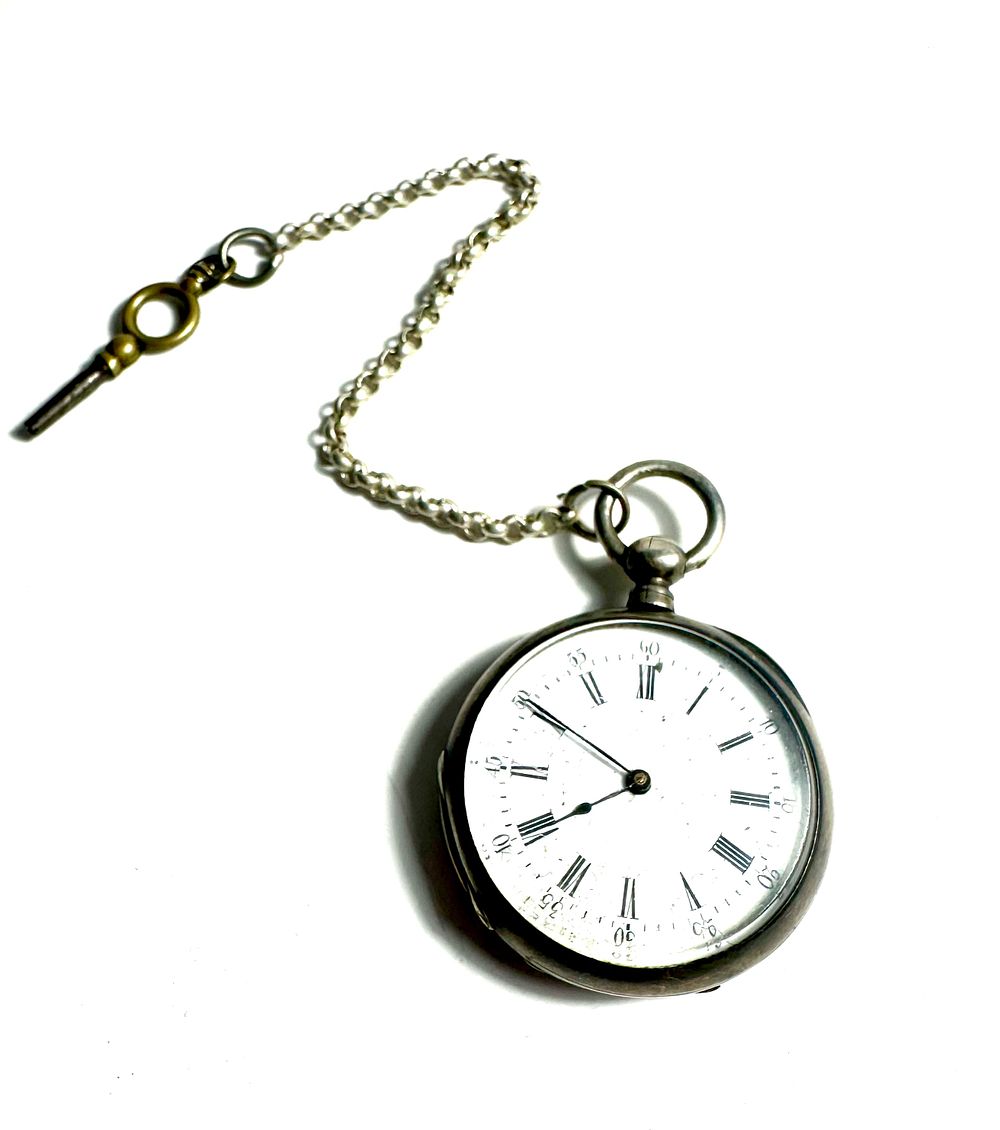 שעון כיס עשוי כסף , מעט פגמים מצולמים , נמכר AS IS קוטר 4.5 ס"מ .מצב עבודה לא נבדק