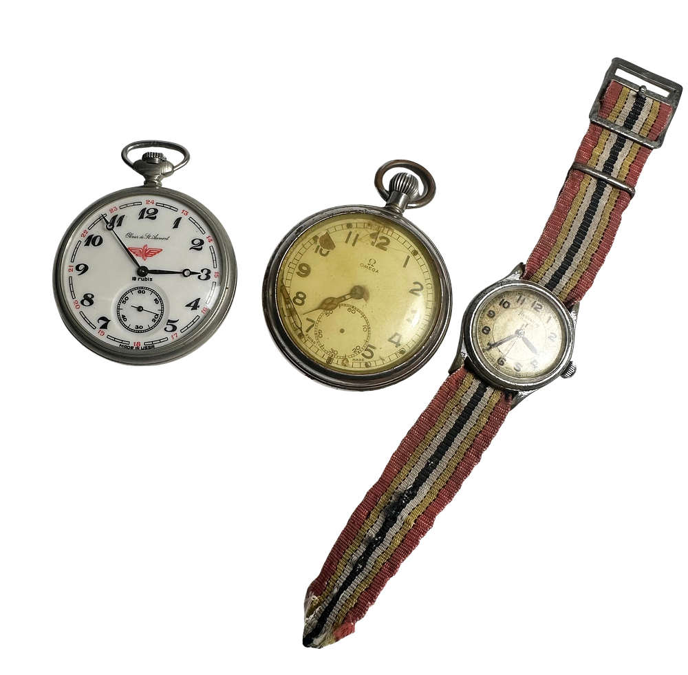 לוט שעונים : שני שעוני כיס ושעון יד אחד מצבים שונים לא נבדק מצב עבודה .