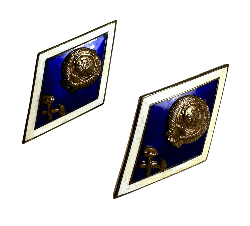 זוג סמלים עשויים מתכת ואמייל , נמכר AS IS .