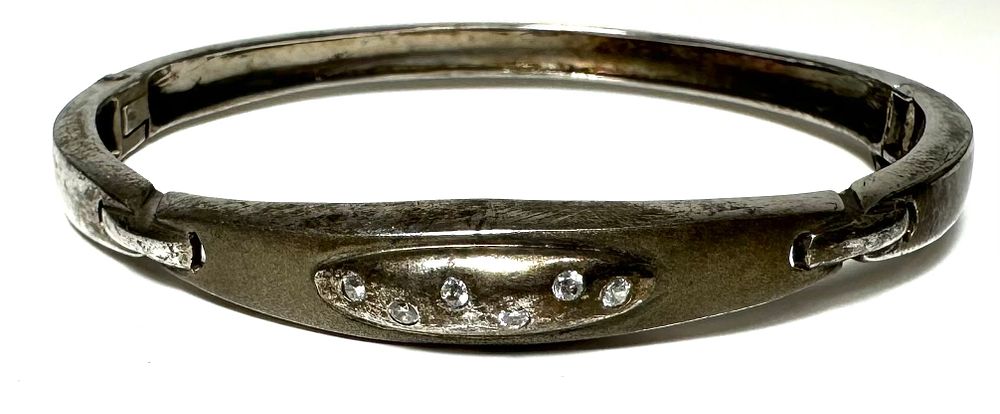 צמיד כסף עם שישה זרקונים, חתום 925.
משקל 15.82 ג'
6.5 ס"מ