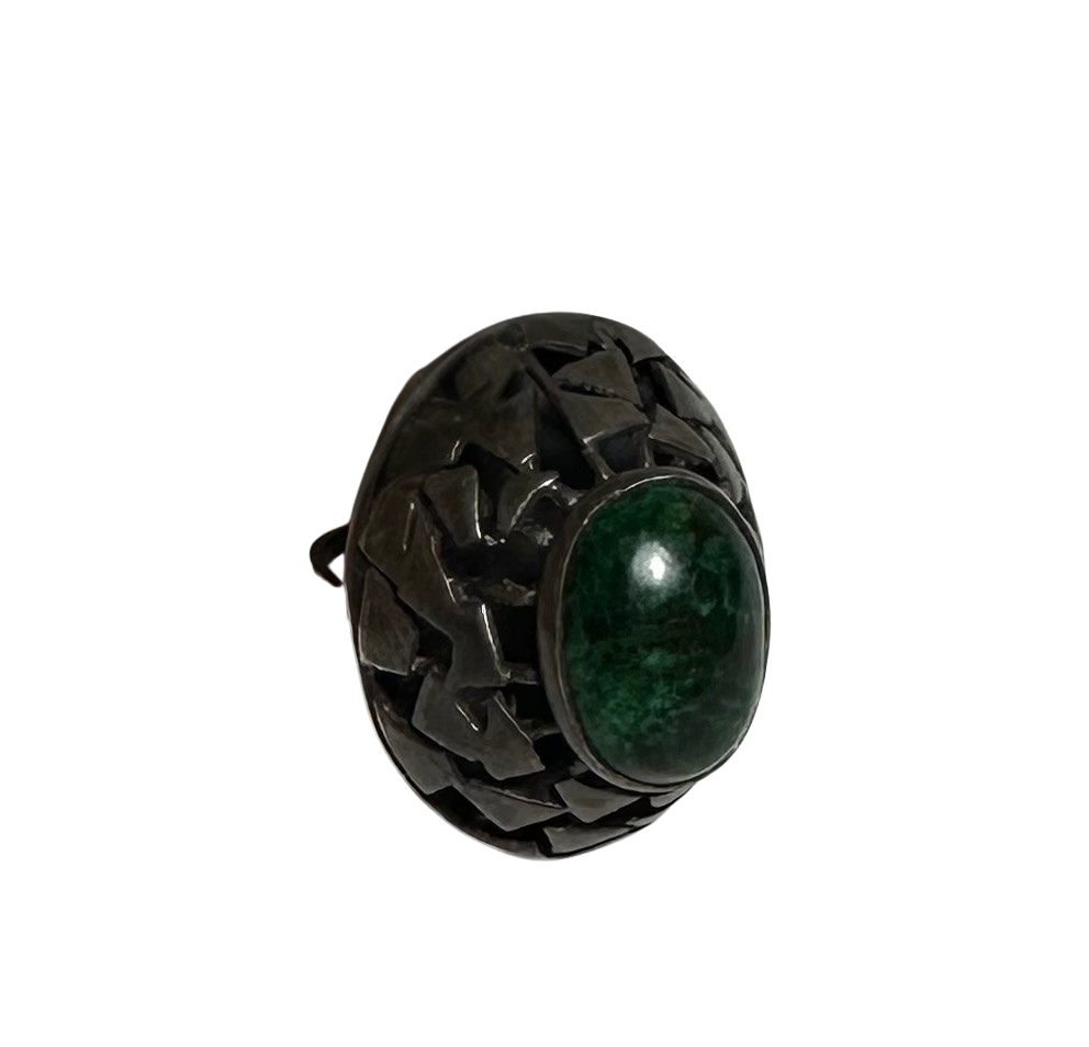 טבעת כסף מיוחדת במינה, אבן חן במרכז . חתומה 925