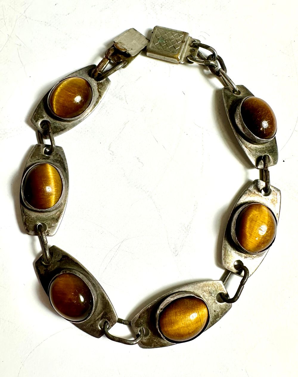 צמיד כסף חתום 925 למעט הסוגר , אבני עין הנמר 
תוצרת ישראל 
אורך כשפתוח 21 ס"מ