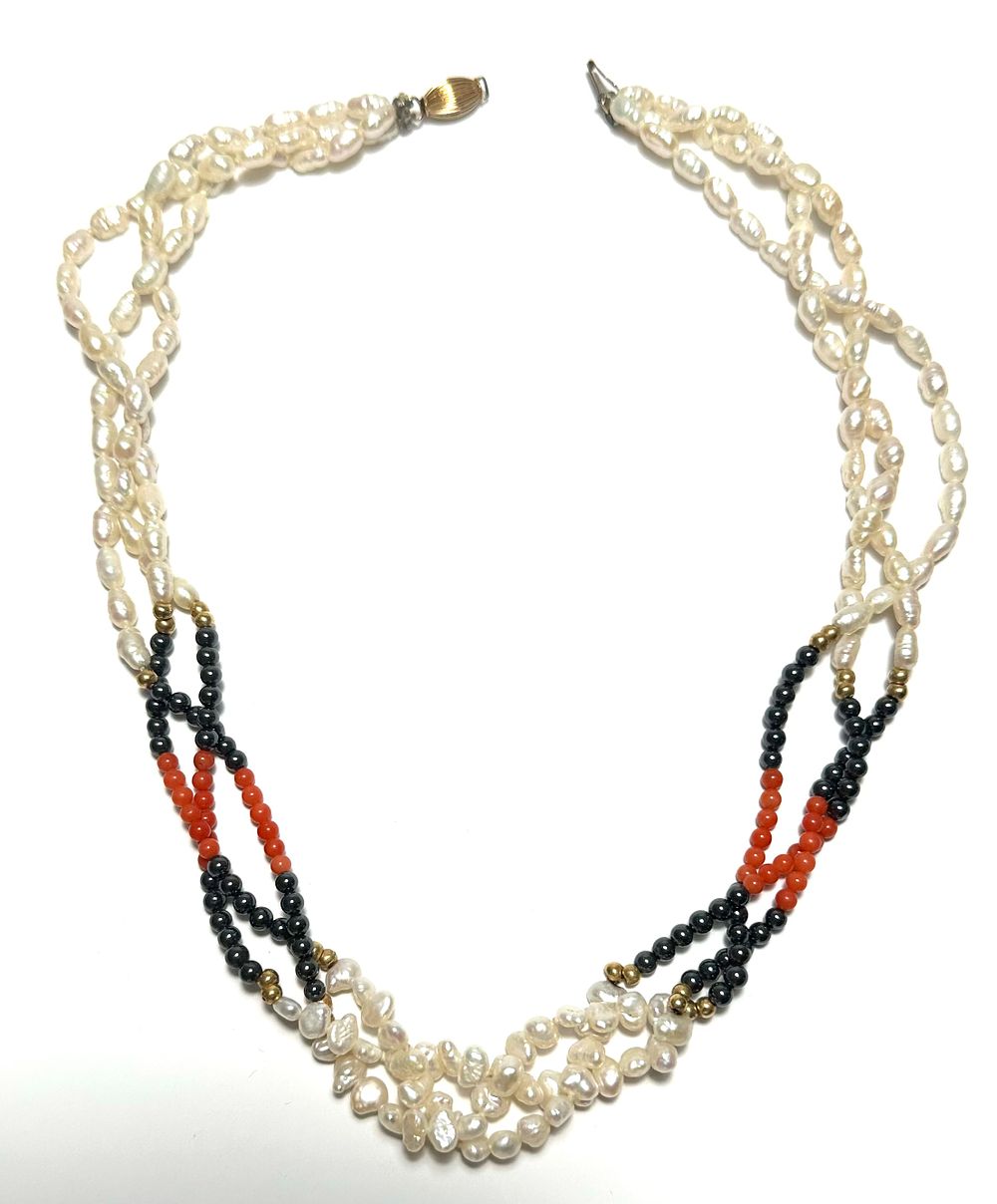 שרשרת משולבת פנינים , זהב וחרוזים חתומה 14K בסוגר
אורך 43 ס"מ