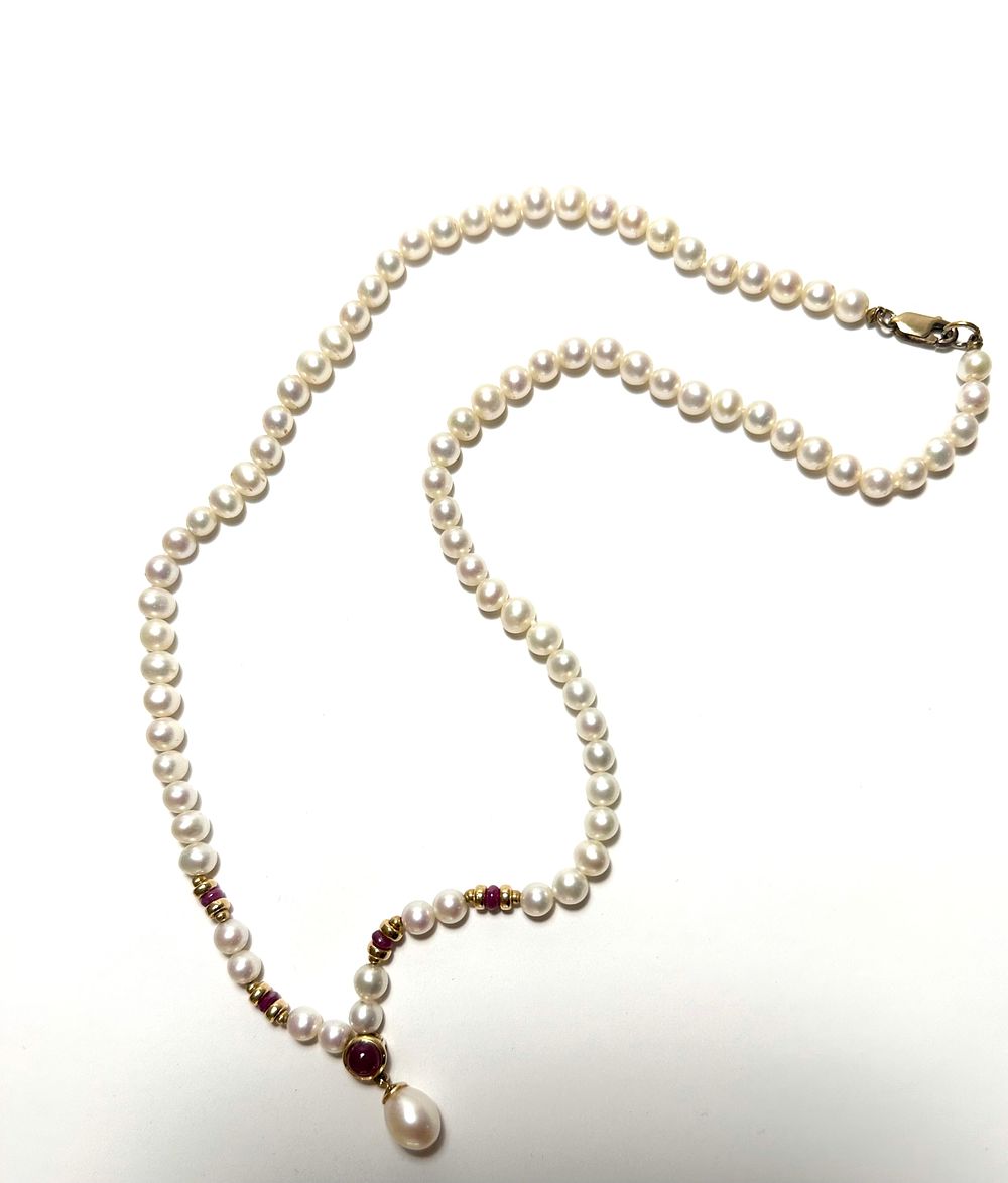 שרשרת פנינים משולבת זהב, 
אבן חן מרכזית 
אורך 53 ס"מ