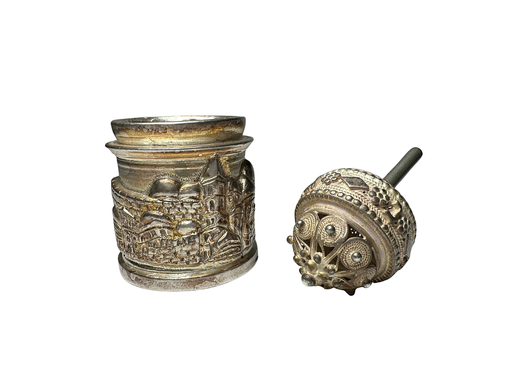 סביבון בשמים יפיפה, כלי הבשמים מעוטר בתבליט נוף ירושלמי . שילוב מקסים בין חנוכה להבדלה. חותמת 