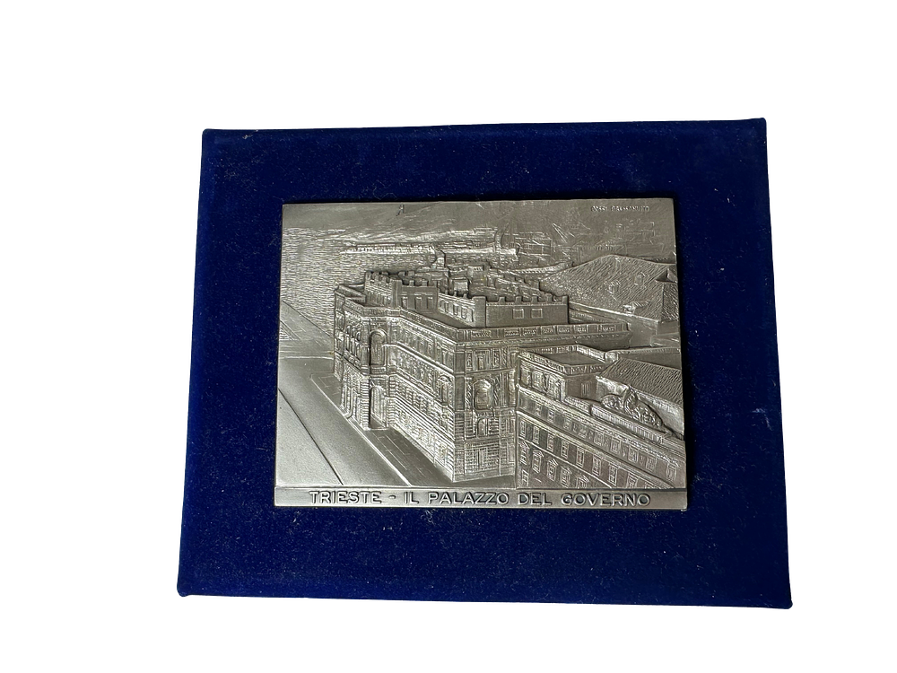 לוח תבליט דקורטיבי של ארמון הממשל איטליה 
חתימה של BOSSI BRESSANUTTI
לא נבדק החומר כנראה כסף. 