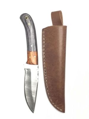Damascus bladed knife. 8 inch overall length knife with 4 inch blade. Sheath included.