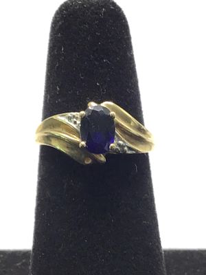 10k gold ring. 10k yellow gold ring with oval cut blue sapphire. 3.03 grams total weight. Size 7 1/2.