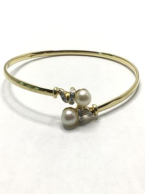 14k gold bracelet. 14K yellow gold bracelet featuring pearls and diamond gemstones. 5.38 grams 