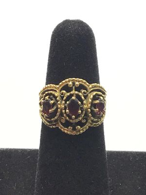 14k gold ring. 14K gold ring featuring red garnet gemstones. 6.23 grams of total weight. Size 8.