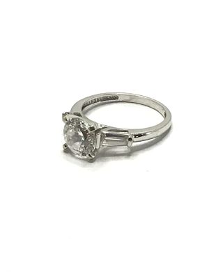 14k gold ring. 14K white gold ring with CZ gemstones. 3.28 grams of total weight. Size 7 1/2.