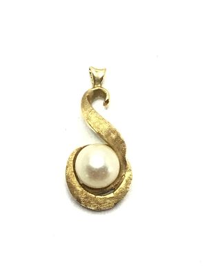 14k gold pendant. 14K yellow gold pendant featuring 8mm pearl. 2.77 grams of total weight.