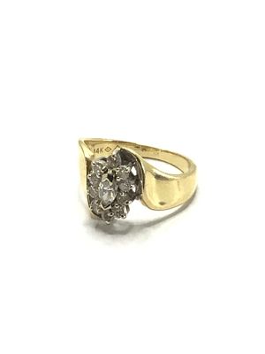 14k gold ring. 14K yellow gold ring with diamond gemstones. 3.52 grams of total weight. 0.9 