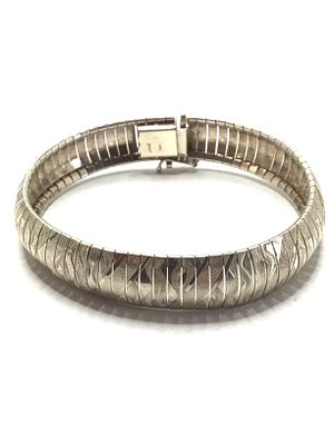 Sterling silver bracelet. Sterling bracelet weighing 21.19 grams total. 7 inch length.