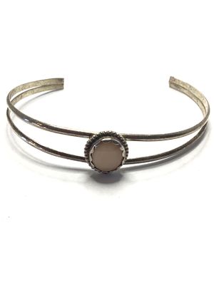 Zuni handmade cuff bracelet. Sterling silver cuff with pink conch stone. 5.51 grams total 