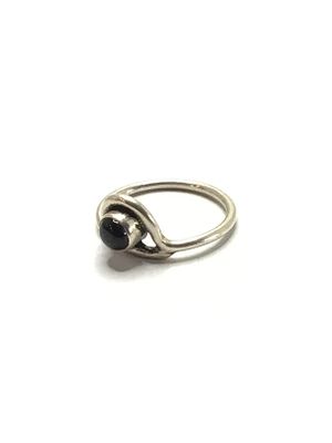 Sterling silver ring. Sterling ring with onyx stone. 2.14 grams total weight. Size 7.