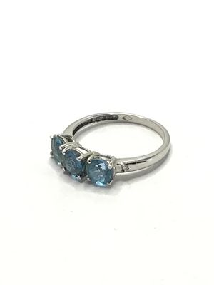10k gold ring. 10k white gold ring with 5mm round cut blue topaz gemstones. 1.67 grams total 