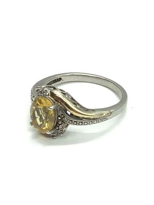 Sterling silver ring. Sterling ring with citrine gemstone. 2.96 grams total weight. Size 7.
