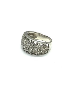 Sterling silver ring. Sterling ring with multiple clear gemstones. 6.20 grams total weight. Size 