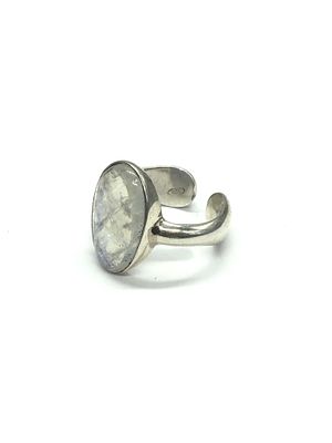 Sterling silver ring. Sterling ring with moonstone gemstone. 6.23 grams total weight. Size is 