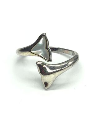 Sterling silver ring. Sterling ring with mother of pearl. 3.14 grams total weight. Size 