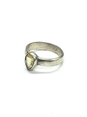 Sterling silver ring. Sterling ring with citrine gemstone. 2.87 grams total weight. Size 6 1/2.