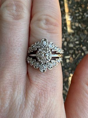Unique floral-inspired halo design Engagement Ring. This stunning 14K engagement ring set is 