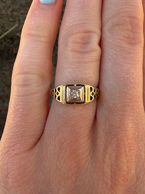 14K gold ring has that timeless vintage feel . ✨ Classic with character 
This 14K gold ring has 