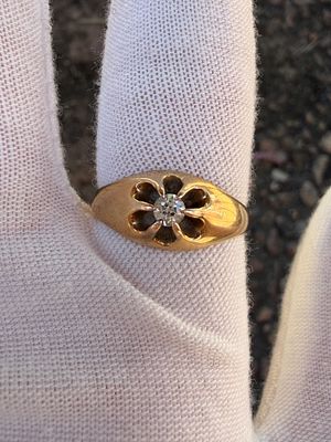 Vintage-Inspired Diamond Flower Ring in 14K Yellow Gold. Delicate and full of vintage-inspired 